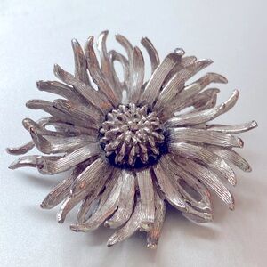 CASTLE CLIFF Elegant Silver Floral Brooch $49